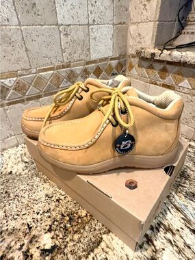 Women’s B-BootsCasual Lace-Up in Wheat